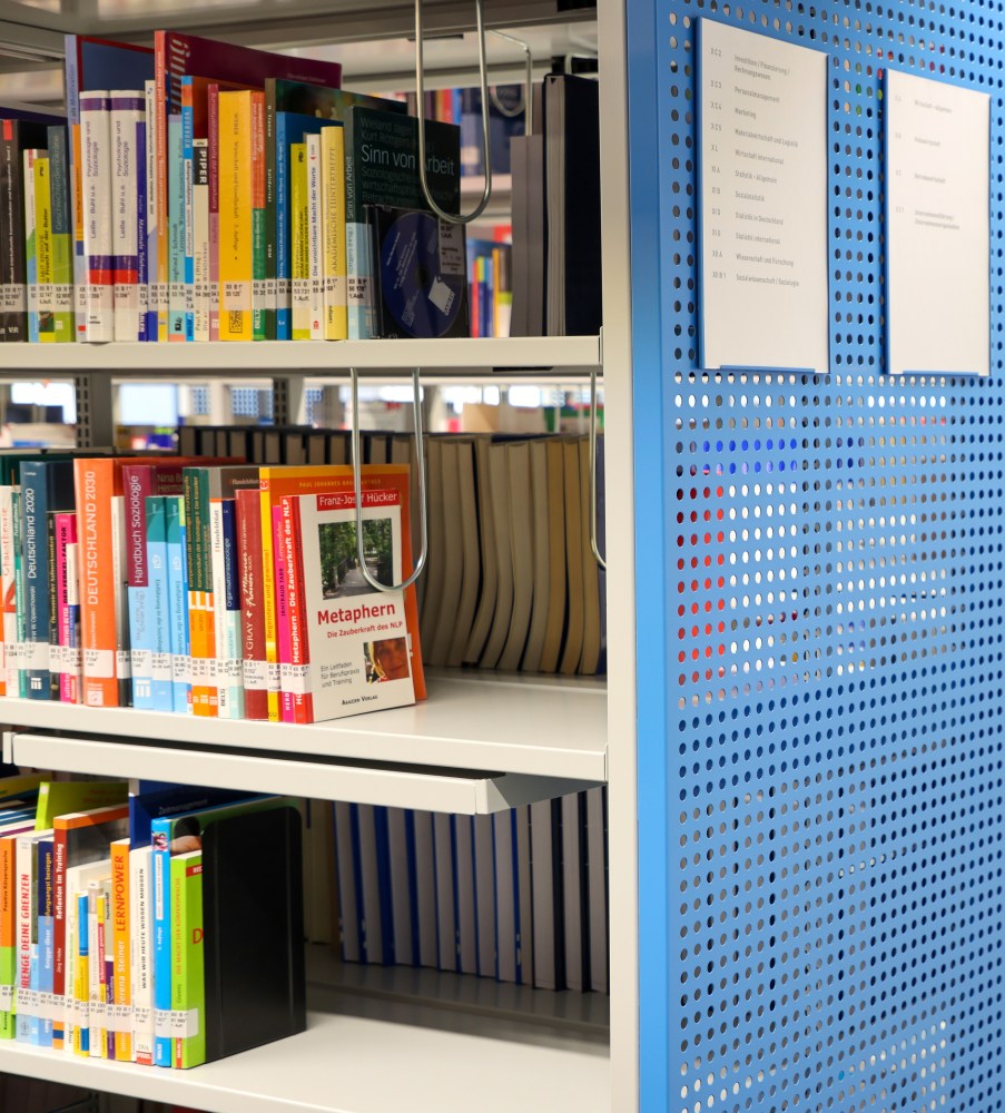 Bibliothek Campus Rohrdamm Regale