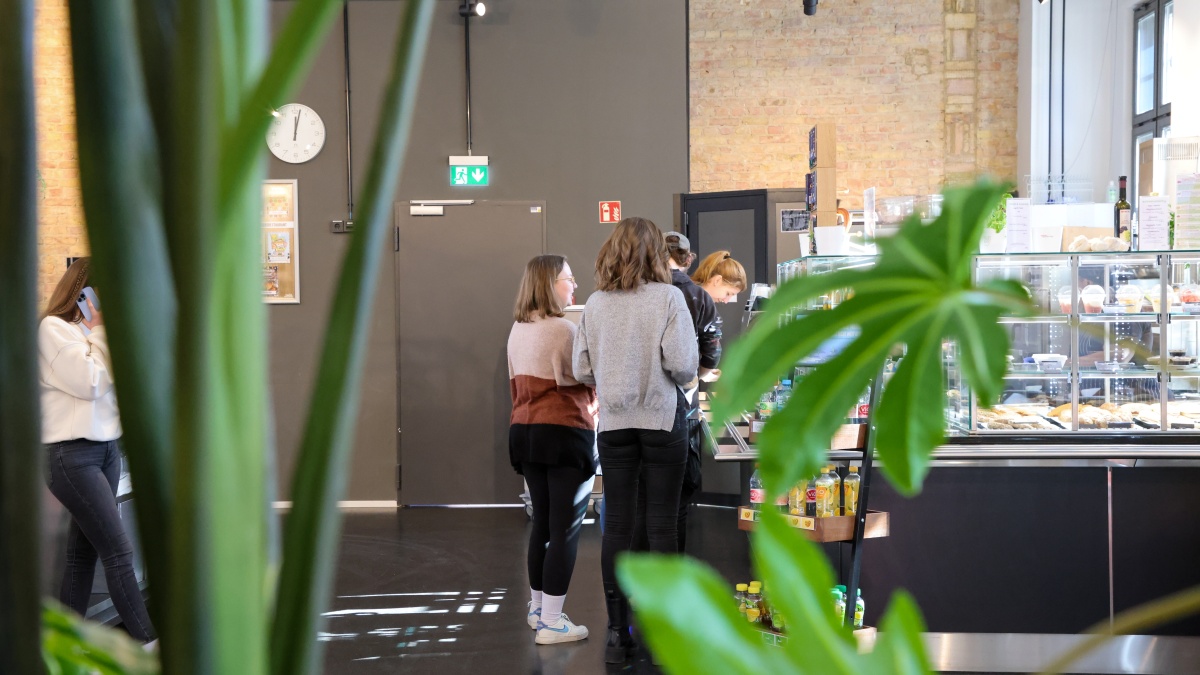 DRV Studierende in der Cafeteria