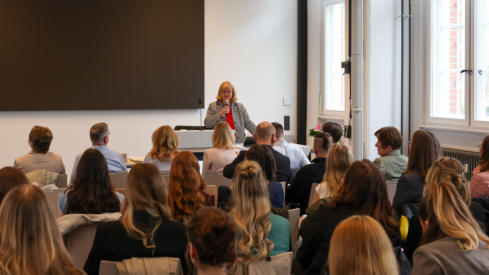 Studierende im Hörsaal hören Ursula Schwill zu