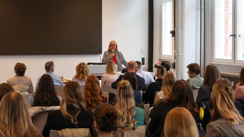 Studierende im Hörsaal lauschen Ursula Schwill 